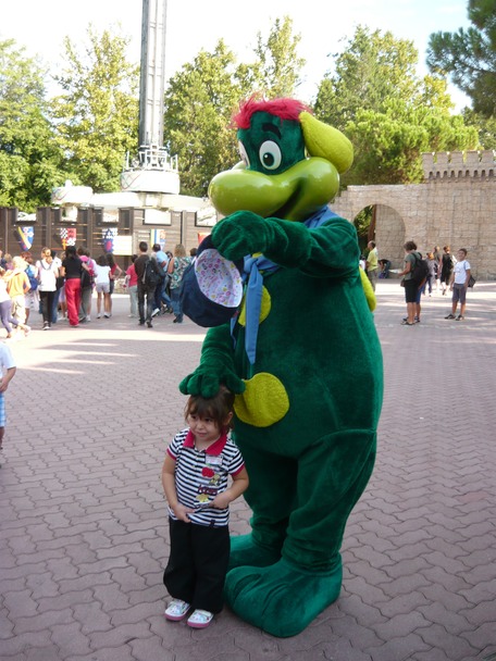 con la bambina a Gardaland sul Lago di garda