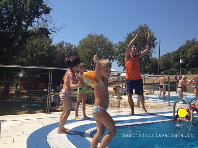 animazione e mini dance in piscina