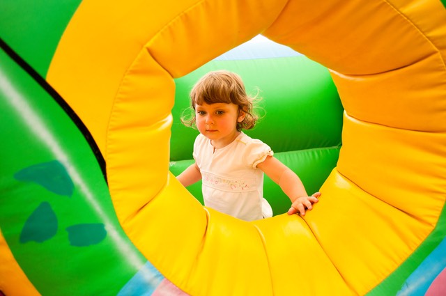 bambina al parco gonfiabili