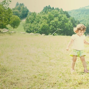 bambina vacanza montagna