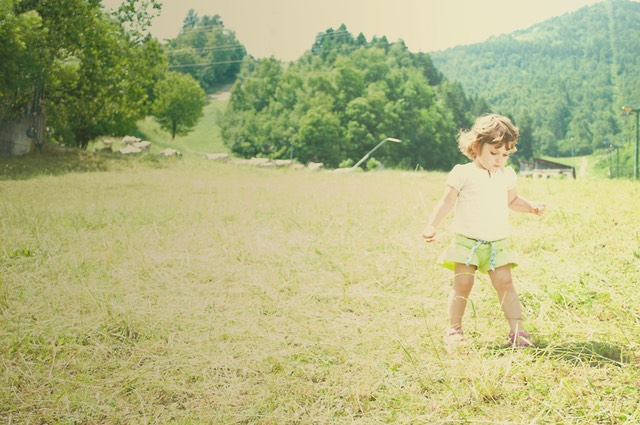 bambina vacanza montagna