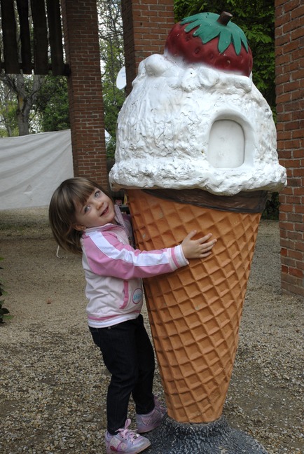 bambina e gelato enorme