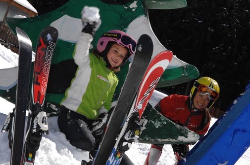 bambini in montagna che giocano sulla neve