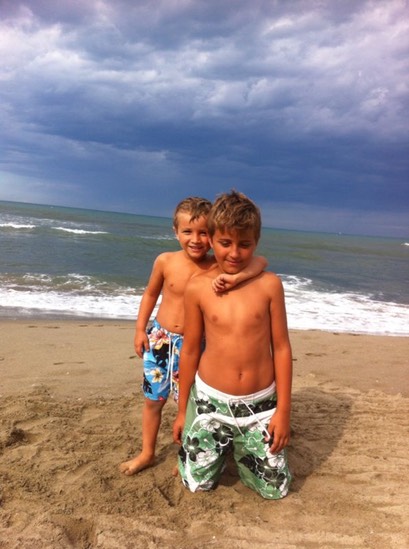bambini in spiaggia sulla costa etrusca