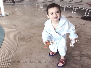 bambino in vacanza in piscina