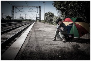 bambino stazione treni