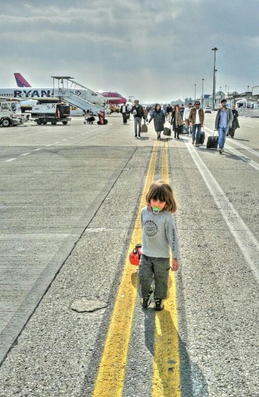 bambino aeroporto