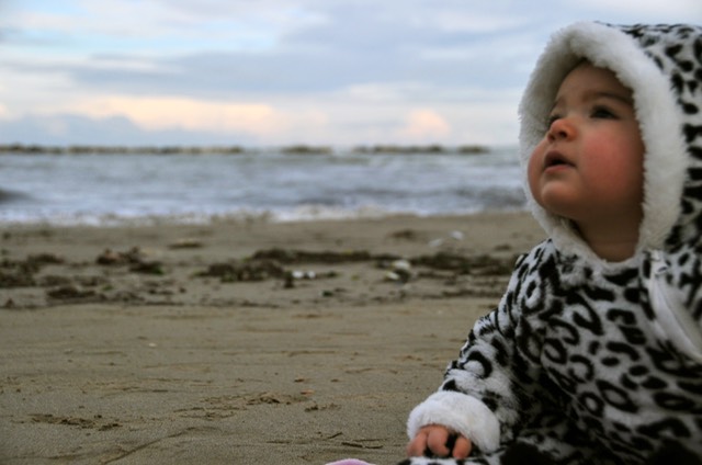 bimba al mare con cappuccio