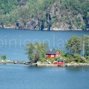 casa in mezzo al lago