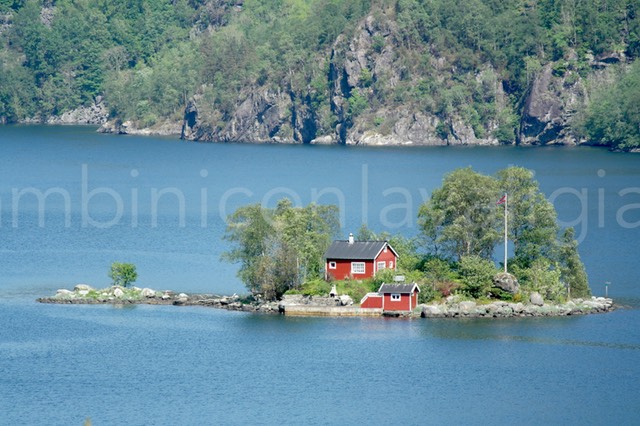 casa in mezzo al lago