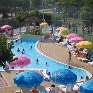 la piscina in family hotel sulla riviera romagnola