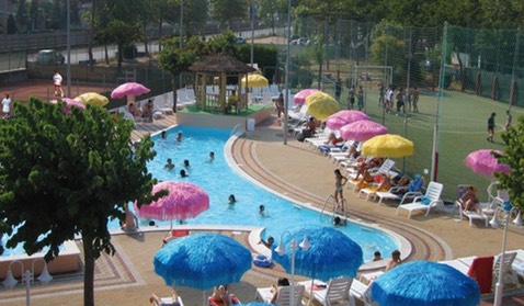 la piscina in family hotel sulla riviera romagnola