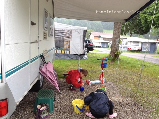 cosa fare in campeggio quando piove