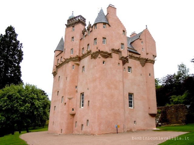 crathes castle in Scozia tutto rosa