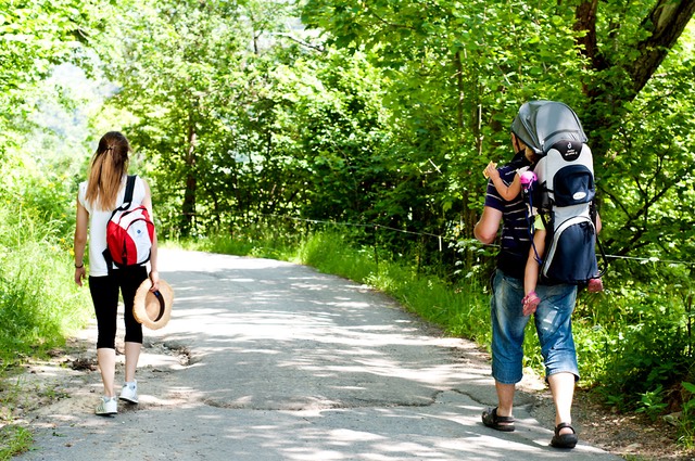 vacanza con gita nel bosco