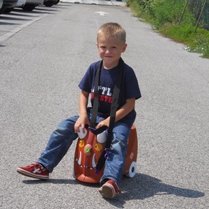 bambini nel parcheggio dell'aeroporto pronto a partire in viaggio