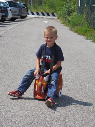 bambini nel parcheggio dell'aeroporto pronto a partire in viaggio