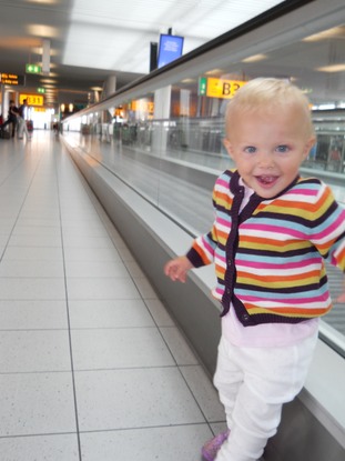 bambina in aeroporto mentre aspetta l'imbarco