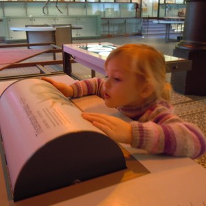 bambina al museo della scienza di Bruxelles