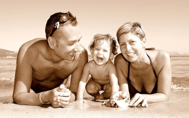 famiglia in vacanza sulla spiaggia