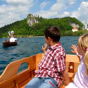 il cigno zaki amico dei bambini sul lago di bled