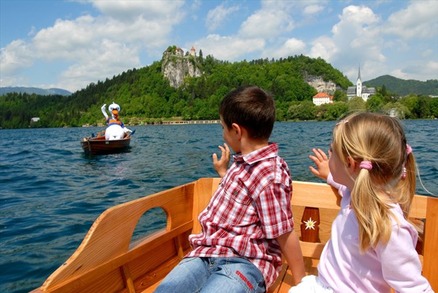 il cigno zaki amico dei bambini sul lago di bled