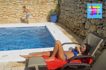 relax in piscina a gozo