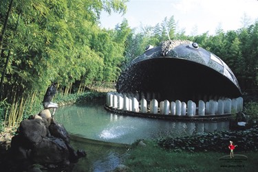 la balena al parco di pinocchio in Toscana Collodi