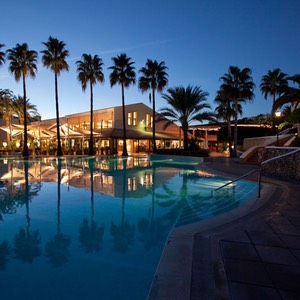 la piscina del family hotel sull'isola di minorca