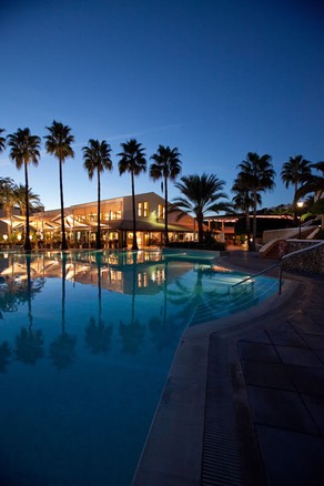 la piscina del family hotel sull'isola di minorca