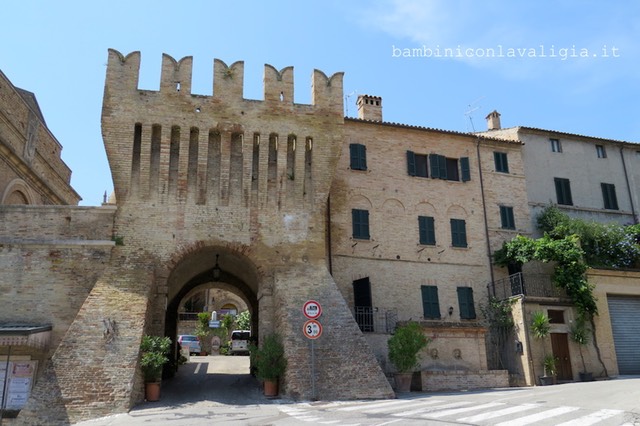 la porta d'ingresso di montcassiano marche