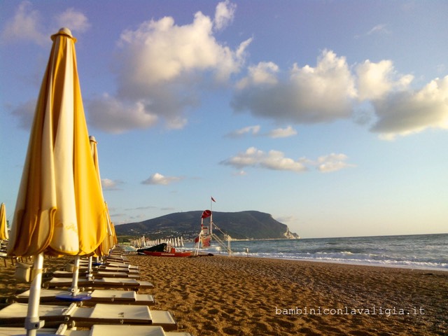 la spiaggia in riviera del conero