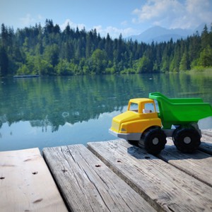 lago montagna svizzera con bambini