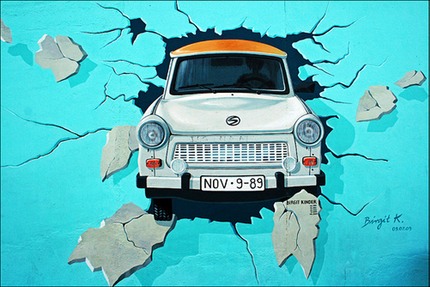 il muro di Berlino con i graffiti ed i murales