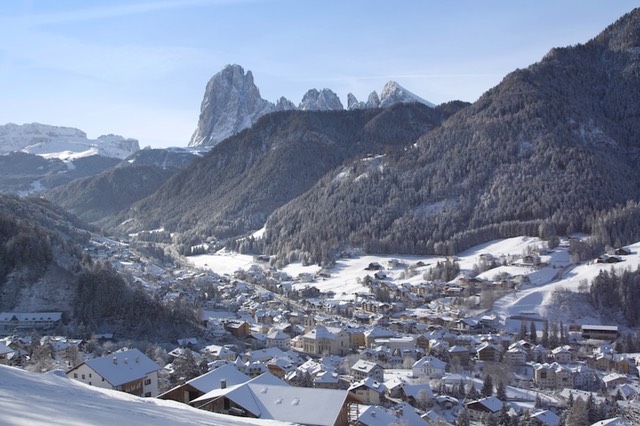 ortisei d'inverno con la neve per sciare