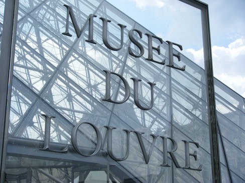 paris-louvre-con-bambino med hr (1)