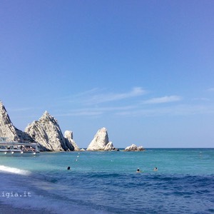 spiaggia due sorelle conero