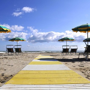 tutti in spiaggia per gustare le vacanze