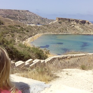 tuffieha bay spiaggia malta alto