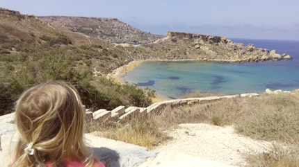 tuffieha bay spiaggia malta alto