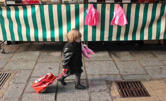 una bambina in viaggio a Parigi