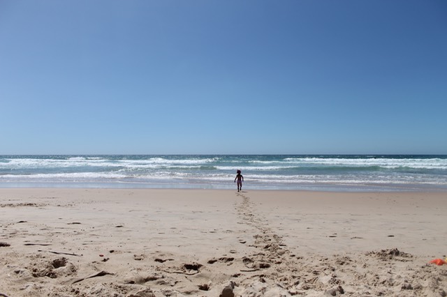 viaggio in portogallo con bambina spiaggia praia do malhao 